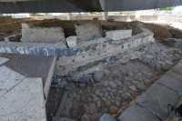 58 Eglise byzantine octogonale du 4°s. sous la basilique moderne à l'emplacement de la maison de Pierre - Sol ancien en galets de basalte.