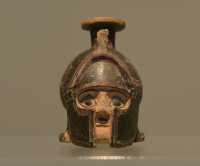 028 Vase à parfum - Tête de guerrier (± 595) Tumulus Monte dell'oro