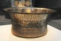 21 Bassin en cuivre et argent - Mention du sultan Al-Malik Ayyub (1230-1240) et motifs chrétiens - Iraq (13°s)