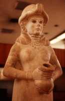 784 Mari, déesse au vase jaillissant (musée d'Alep)