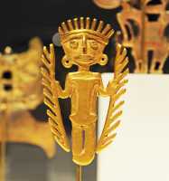 119 Pendentif en or - Personnage portant un pectoral - Colombie Tolima (5°-10°s)