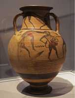 112 Amphore - Danse d'hommes armés (± 660) Peintre de l'heptacorde