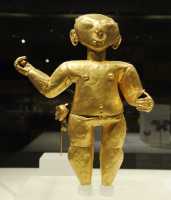 095 Personnage avec pendentif nasal - Feuille d'or - Colombie ou Equateur - Culture Tolita-Tumaco (1°-4°s)