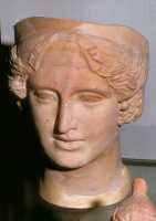 451 Tête de femme en terre cuite