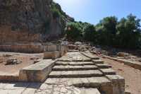 25 Allée entre la terrasse de Nemesis, les tombes des chèvres sacrées (à gauche) et le temple des chèvres dansantes