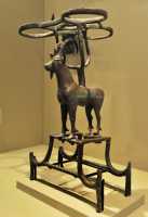 15 Ibex. Cuivre. Support de lampes ou de vases d'offrandes (Mésopotamie 2600-2350)