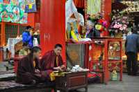 26 Deux moines priant