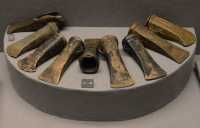 107 Hache de bronze à ailerons et haches à douille