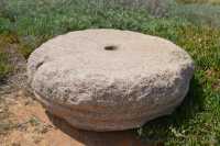 032 Base de colonne réutilisée (meule à grain)