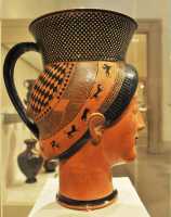 266 Vase en forme de tête de femme - Attique - Figures rouges - Corneto-Tarquiniia (495±)