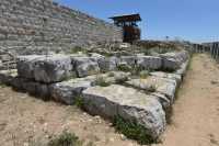 15 Les douze pierres dressées par les fils d'Israël sur le mont Ebal, selon Deut.27,4 (que font-elles sur le Garizim ?)