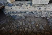 65 Sol ancien en galets de basalte du village galiléen sous l'église byzantine octogonale du 4°s. à l'emplacement de la maison de Pierre