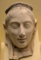 043 Masque funéraire gréco-romain de femme (100-150 après JC) Plâtre stuqué