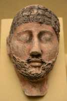 045 Masque funéraire gréco-romain d'homme (±150 après JC) Plâtre stuqué
