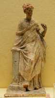 066 Figurine de terre cuite moulée - Femme tenant un fruit (3°s) Tanagra ?
