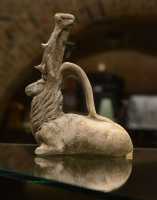 087 Vase en forme de cerf (Centre de la Gaule - fin 1°s. ap. JC) ses bois qui repoussent sont un symbole de renouveau