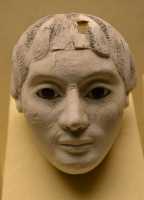 044 Masque funéraire gréco-romain d'homme (±150 après JC) Plâtre stuqué